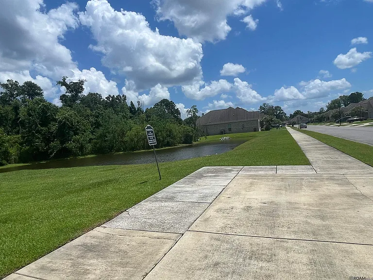 1303 Hickory Creek Dr — Photo 35