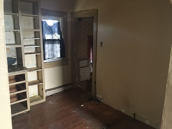 4th image of 528 Evergreen Ave