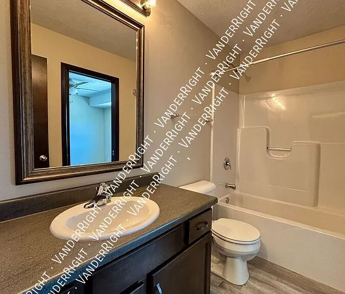 2321 S Creekview Ave — Photo 8