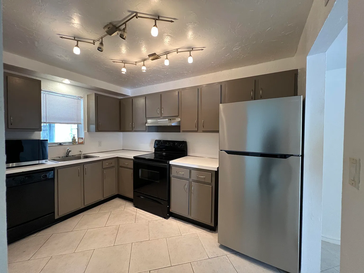 3 bed, 2.5 bath, 1400 sqft, $2,425 — Photo 2