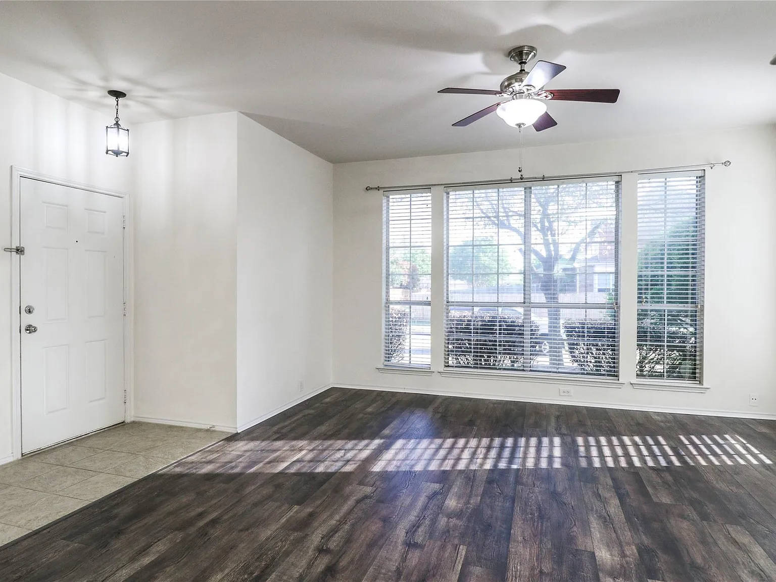 4 bed, 2.5 bath, 2374 sqft, $2,400 — Photo 4