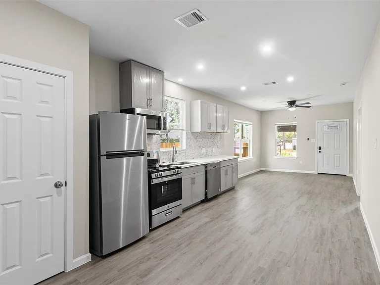 8402 Bassett St — Photo 8