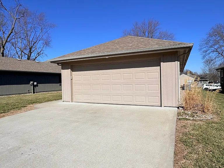 209 E Plum St — Photo 12