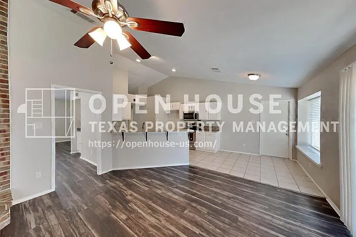 543 Freestone Dr — Photo 3