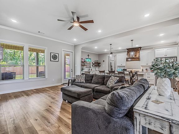5th image of 9833 Meadow Creek Dr