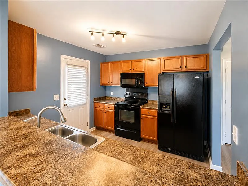 2 bed, 913 sqft, $1,700 — Photo 3