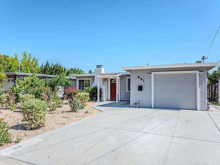 891 Lori Ave — Photo 2