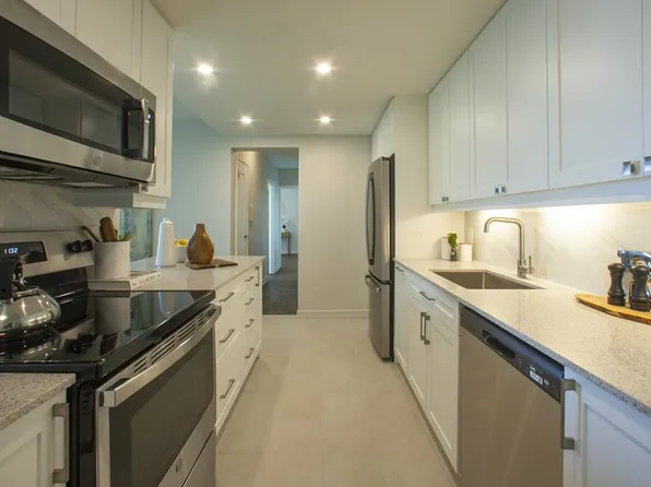 La Salle Towers, 20 N Shore Blvd W, Burlington, ON L7T 1A1