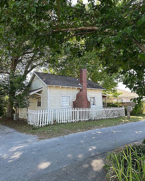 1st image of 9 Broadmoor Ln