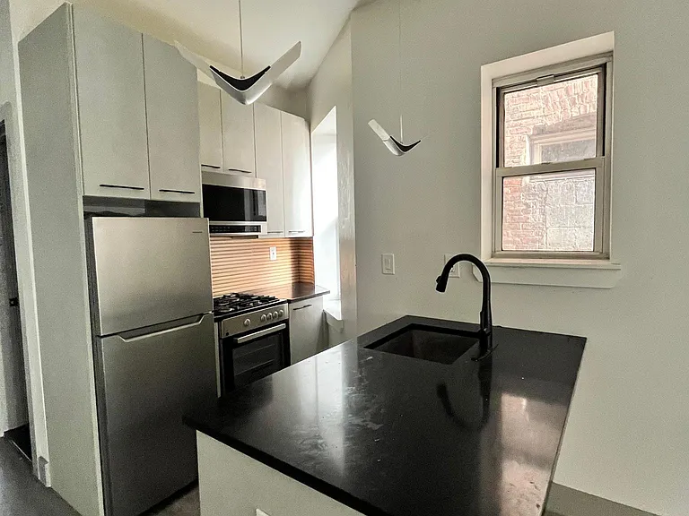 181 Baldwin Ave #1R — Photo 1