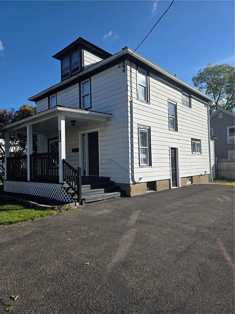 3 bed, 1.0 bath, 1400 sqft, $2,200 — Photo 1
