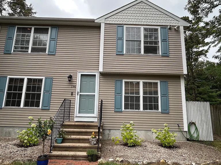 194 Holly Rd — Photo 1