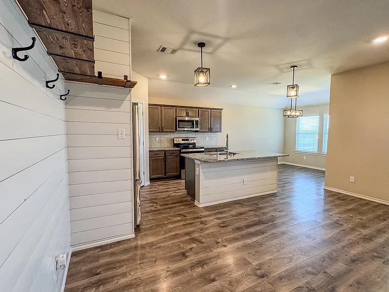 801 Meadow Creek Ln — Photo 6