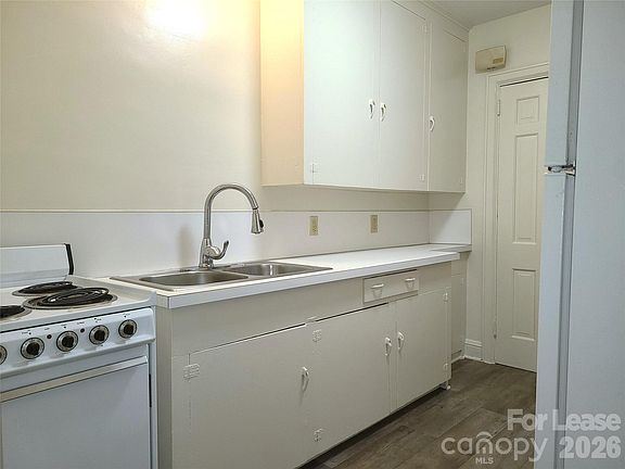2nd image of 523 Willoughby St #1