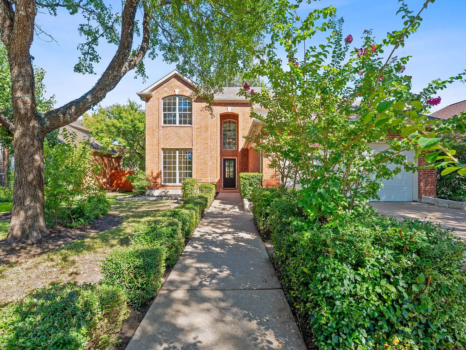 4 bed, 2.5 bath, 2300 sqft, $3,000 — Photo 2