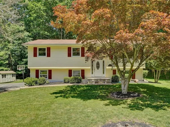 4 Bell Ct, Airmont, NY 10901