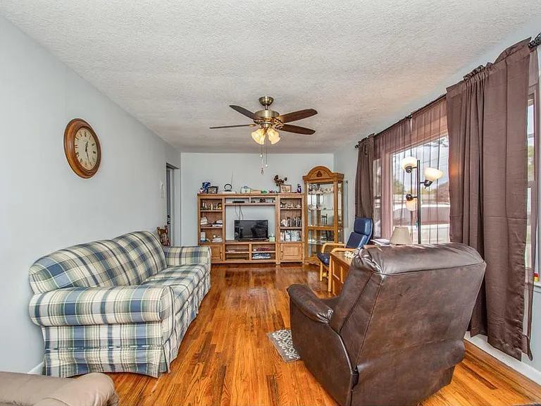 211 Palomino Pkwy — Photo 2