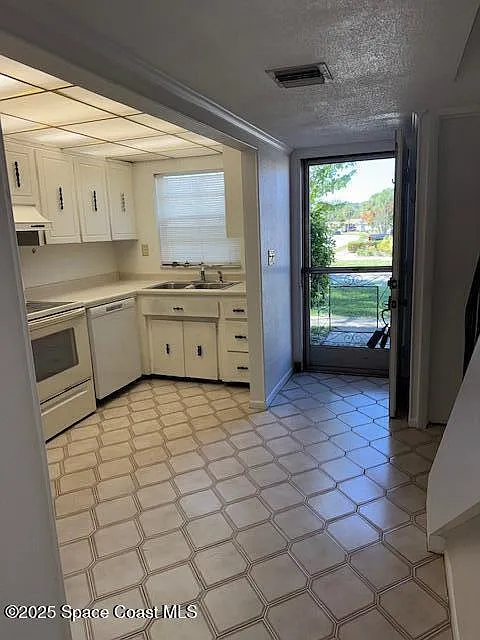 2 bed, 1.5 bath, 1075 sqft, $1,200 — Photo 3