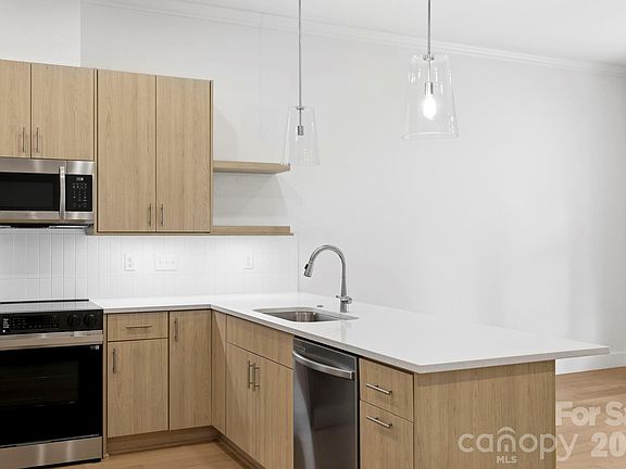 4th image of 126 Collin Pl #36