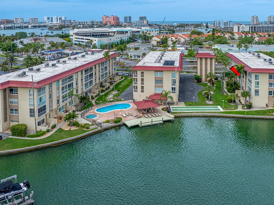 121 Island Way #323
