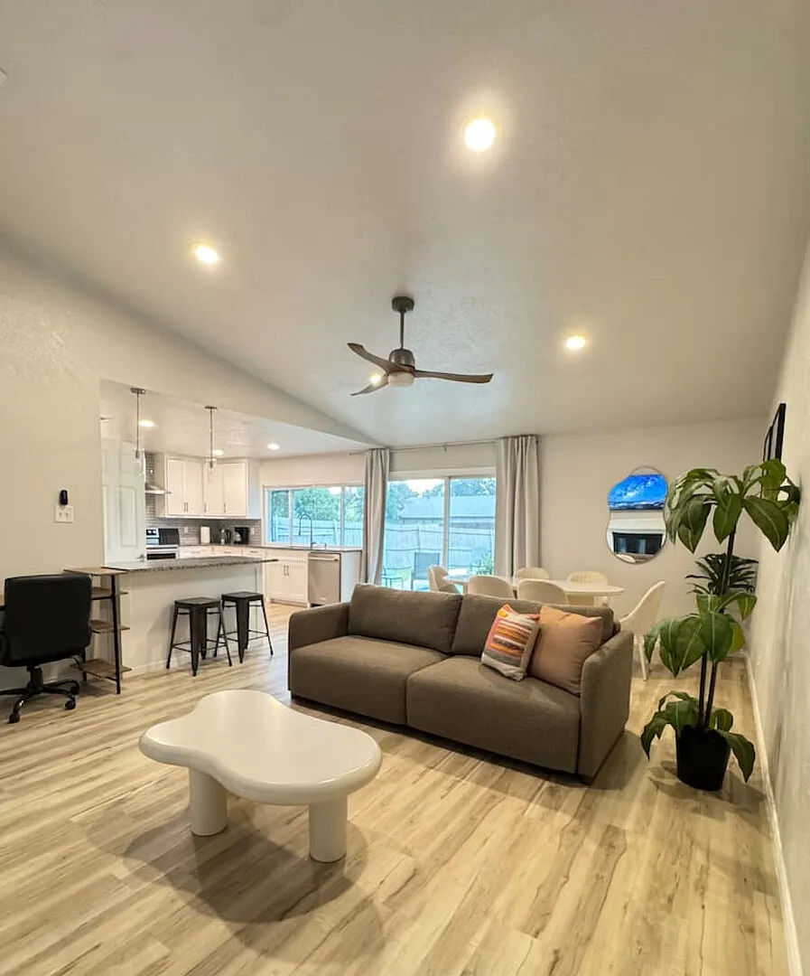 Recently Renovated Oasis with Private Pool — Photo 4