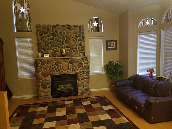 2nd image of 22 E Twin Oaks Ln