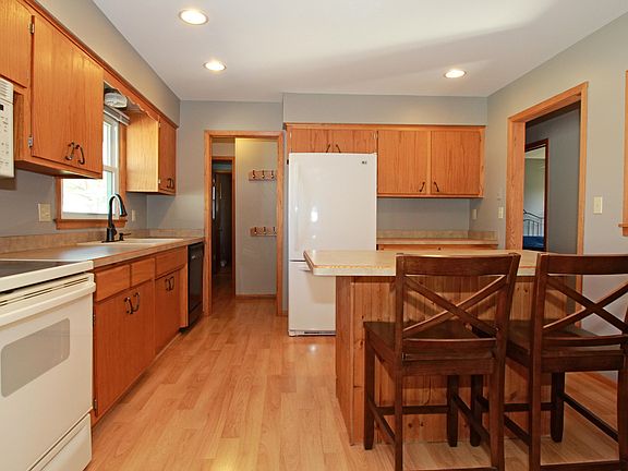 5th image of W233N6089 Lilac Dr