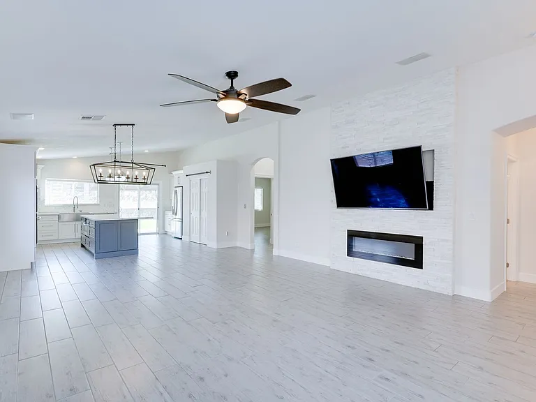 1088 Snow Roof Ave — Photo 5