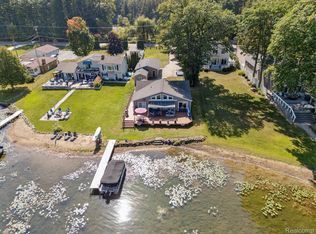 2236 Grove Park Rd, Fenton, MI 48430