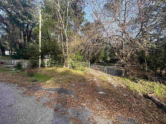 3rd image of 2721 Lake Palm Dr