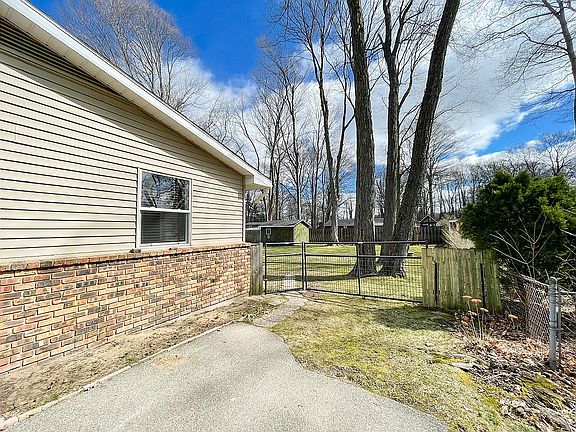 4th image of 4671 Beech St