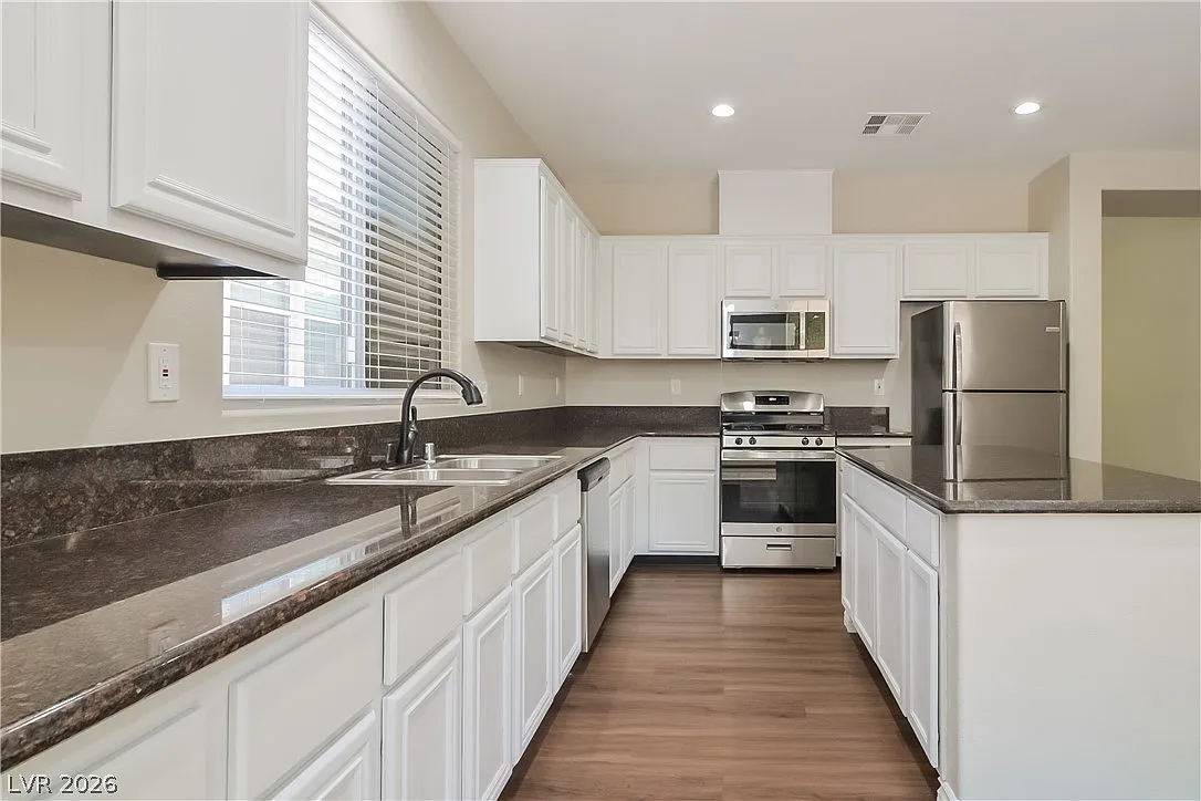 3 bed, 2.0 bath, 1803 sqft, $2,275 — Photo 3