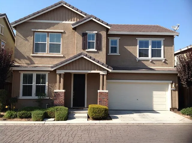 2505 Cottage Pointe Dr photo 1