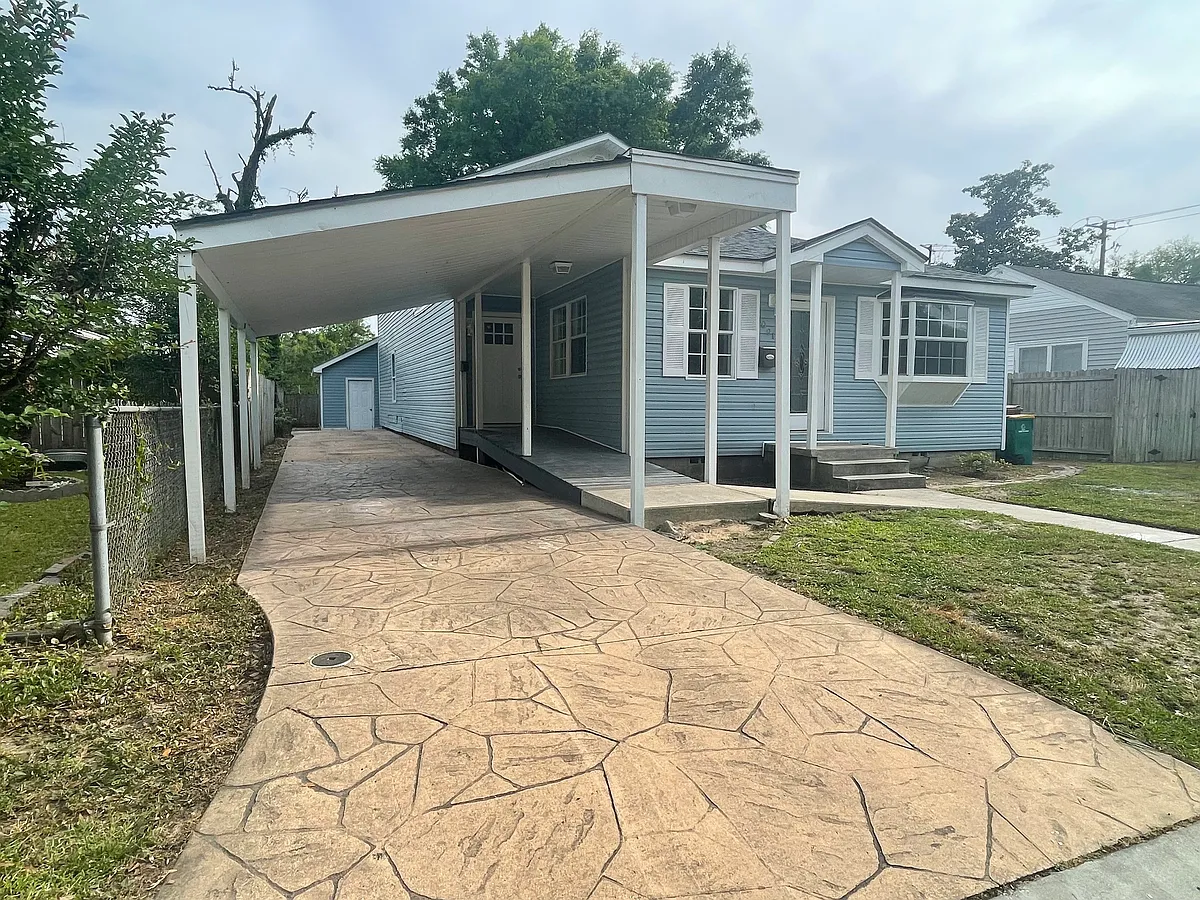 Front view with carport and detached garage - 1091 Cherokee St