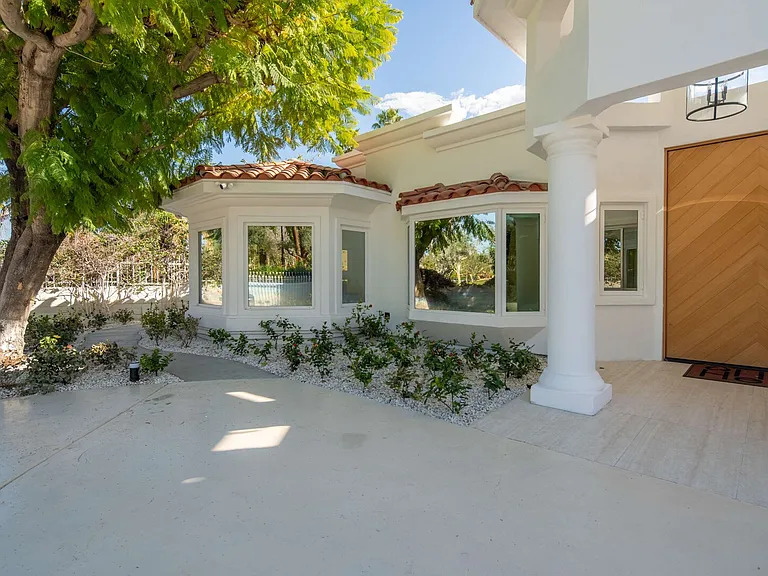 Tamarisk Rd — Photo 84