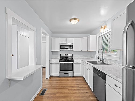 3rd image of 574 & 576 S Sang Ave