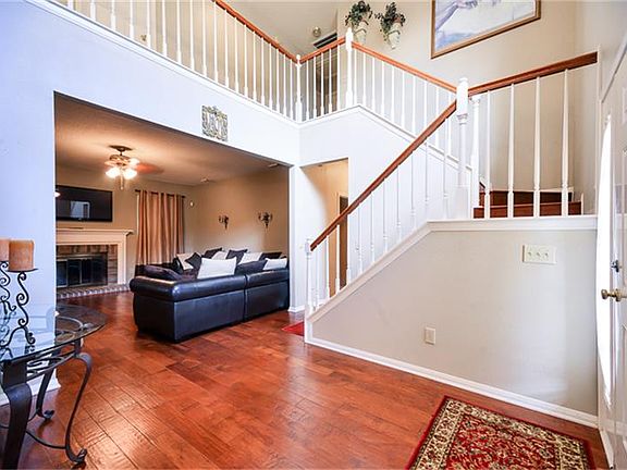 2nd image of 2902 Veva Dr