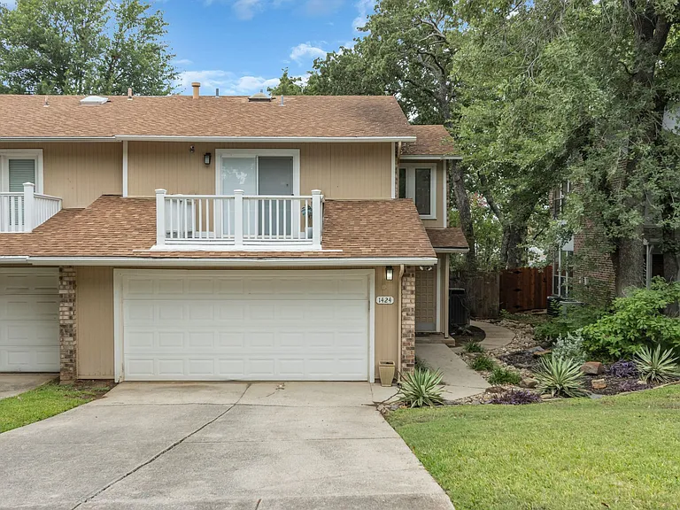 1424 Hampton Rd — Photo 3