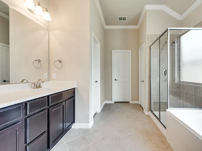 1404 Nacona Dr — Photo 12