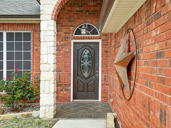 5th image of 824 Kingsbrook Ln