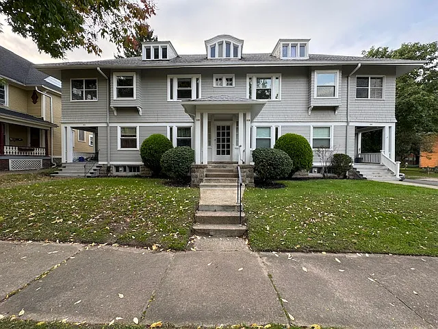 A very grand and imposing presence on Pinnacle Road and Laburnam Crescent.