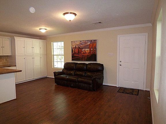 4th image of 801 Queenswood