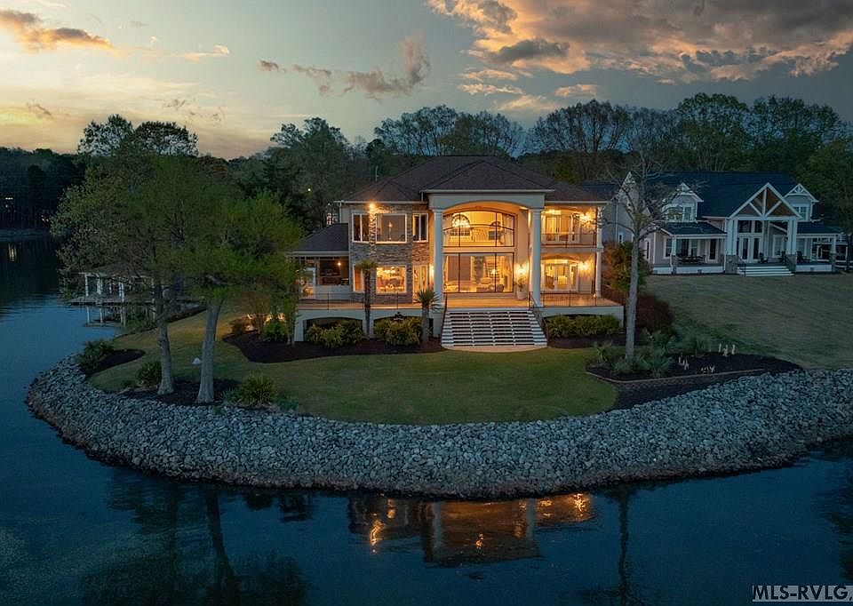 1st image of 250 Riverside Dr