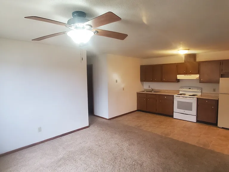1097 Oakview Dr — Photo 4