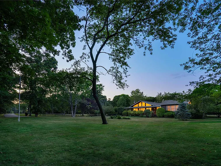 300 Marion Pl — Photo 31