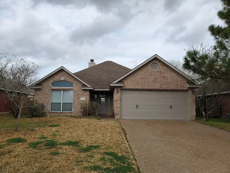 215 Landsburg Ct — Photo 1