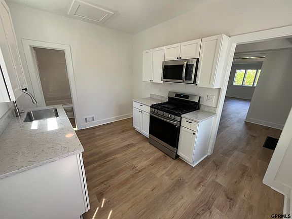 5th image of 1015 Center St
