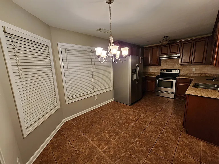 1407 Princeton Dr — Photo 3