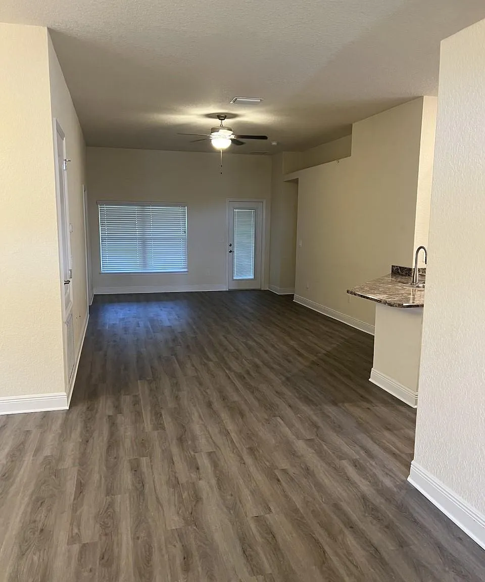 4 bed, 1820 sqft, $2,325 — Photo 2