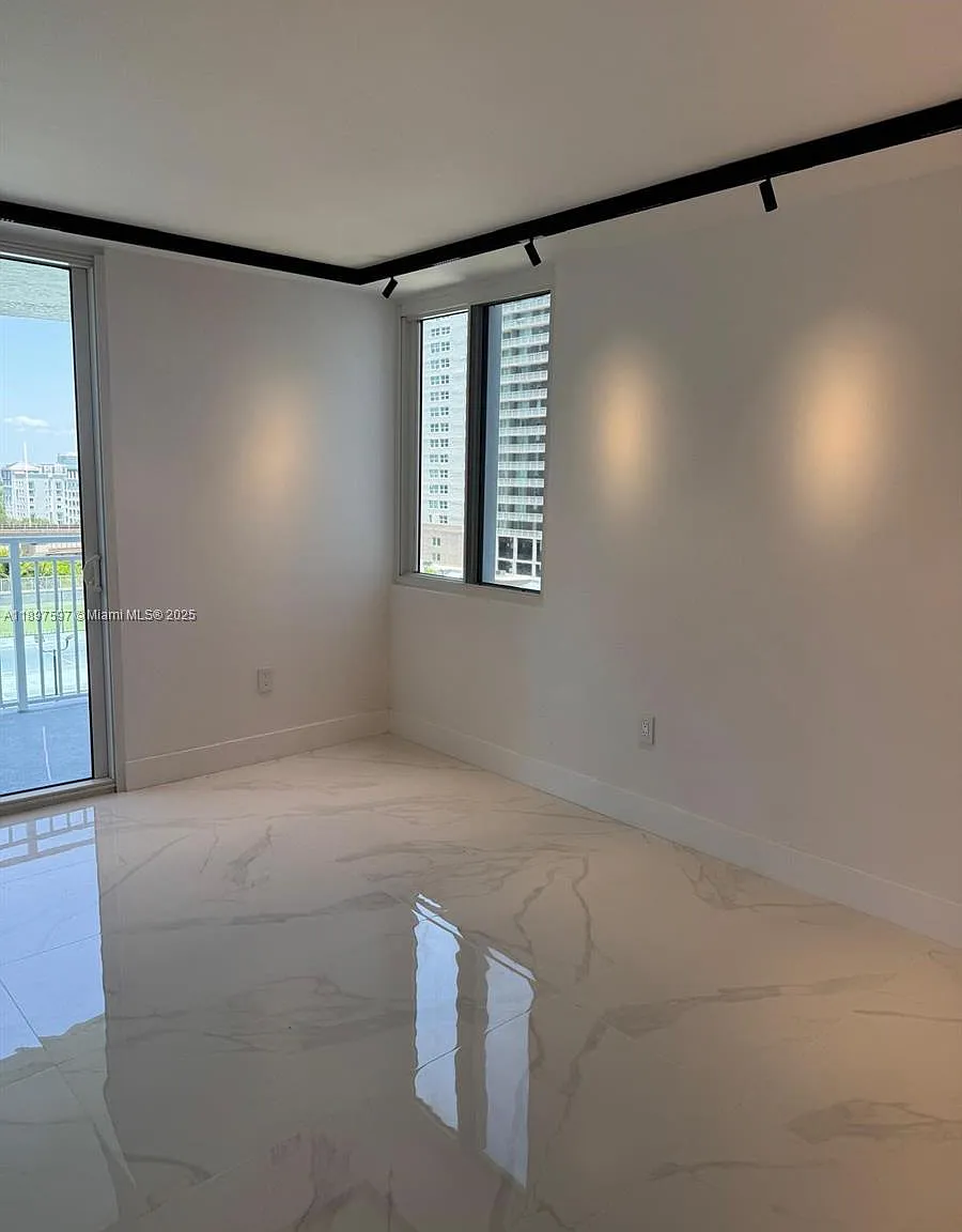 Madison Downtown Condo — Photo 4